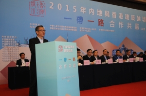 Delivering a speech at the opening ceremony of the Mainland and Hong Kong Construction Industry Forum.