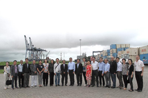 代表團參觀緬甸國際貨櫃碼頭。
