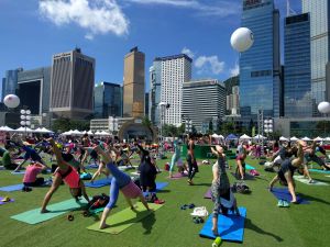 Large-scale outdoor yoga workshop provided an opportunity for office workers to stretch their bodies.