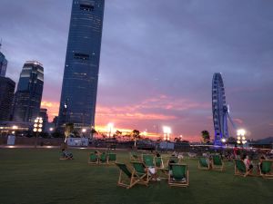 Watching the sunset and enjoying the sea breeze on the lawn of the Central Harbourfront is a very good pastime.
