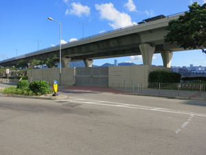 The walls of the dry weather flow interceptor, located between the Kwun Tong Promenade and the Hoi Bun Road sitting-out area, blocked the landscape.