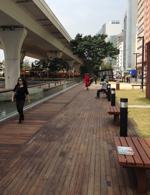 After removal of the walls, the site has integrated with the Kwun Tong Promenade to provide more public space along the waterfront.
