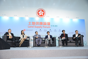 The first session of the Land Supply Forum examined the challenges of land supply. Participating panellists were (from left) Mr Tony Chan from the Hong Kong Institute of Surveyors, Dr Eunice Mak from the Hong Kong Institute of Planners, Professor Andy Kwan, Mr Franklin Lam and Professor Ho Kin-chung.