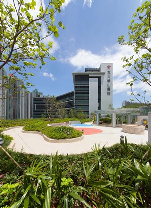北大嶼山醫院大樓平台的復康公園提供一個謐靜和有助康復的環境。