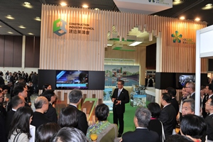 在西班牙巴塞羅那的「世界環保樓宇會議2014」為香港展覽攤位主持開幕儀式。