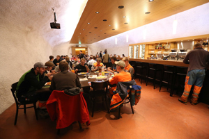 瑞士中部Lungern設於岩洞內的餐廳。