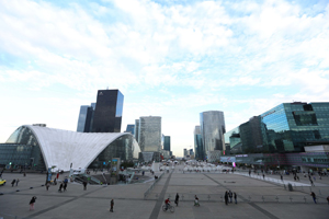 巴黎拉德芳斯商業區（La Défense）將土地進行多層發展，使人車分隔，讓地面成為大面積的行人專用區。