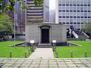 香港大會堂紀念花園建於1962年，以紀念在1941至1945年間於香港保衛戰中捐軀的軍民。
