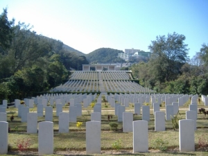 西灣國殤紀念墳場安葬香港保衛戰時在香港陣亡的盟軍士兵，墳場內亦葬有本地抗戰軍人及平民。