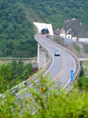 Mianmao Highway (Hanwang to Qingping section)–the bridge at Caijia Nullah and Tunnel No. 2 at Yunhu