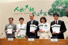 (From left) Director of Highways, Mr Wai Chi-sing; Secretary for Development, Mrs Carrie Lam; Chief Secretary for Administration, Mr Henry Tang; Deputy Secretary for Development (Works), Miss Janet Wong; and Director of Leisure and Cultural Services, Mr Thomas Chow, unveil the Report of the Task Force on Tree Management at a press conference on June 29 (Monday).