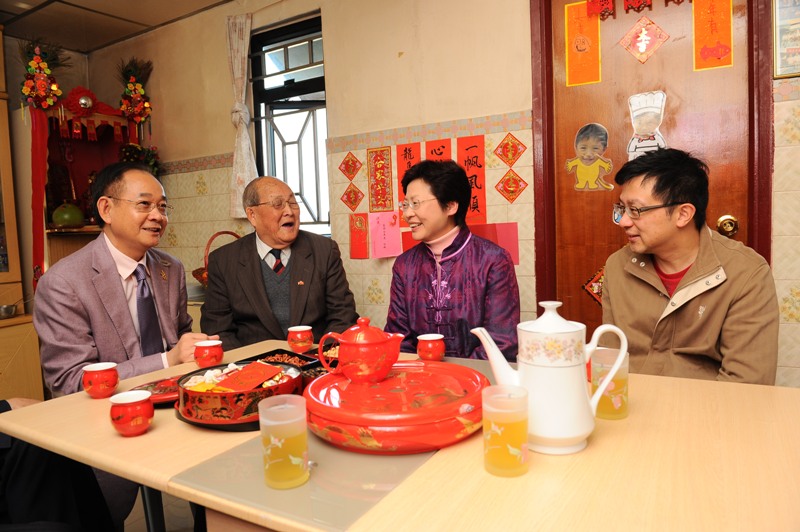 Accompanied by Sai Kung District Council Chairman, Mr Ng Sze-fuk (first left), the Secretary for Development, Mrs Carrie Lam (second right), visits Sai Kung District this afternoon (February 5) to send Lunar New Year greetings to the elderly locals of Kwun Mun Fishermen Village.
