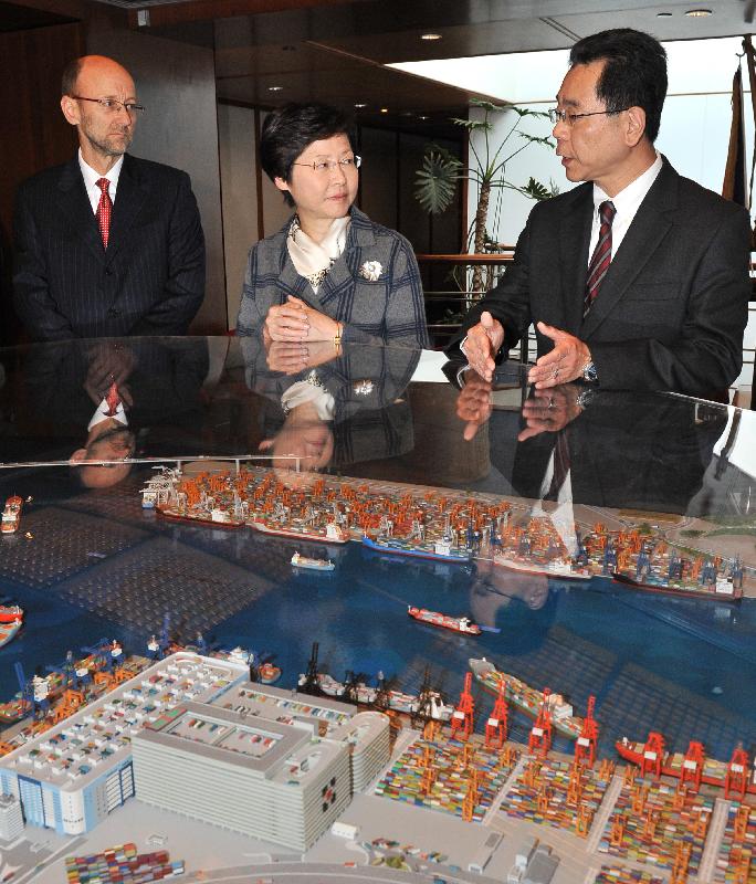 發展局局長林鄭月娥今日（三月七日）聽取香港國際貨櫃碼頭代表介紹碼頭運作及發展。