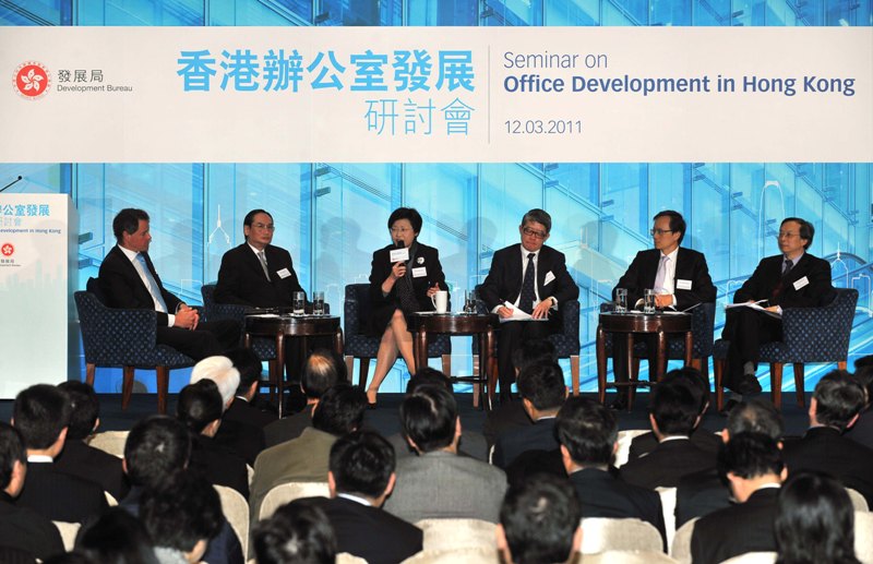 The Secretary for Development, Mrs Carrie Lam, exchanges views with speakers of the seminar, the Director of Planning, Mr Jimmy Leung (second right); Executive Director, Head of Asia Pacific Research, CB Richard Ellis Limited, Dr Nick Axford (left); Property Director of Mass Transit Railway Corporation Limited, Mr Thomas Ho (second left); and Chairman of Hong Kong Green Building Council, Dr Andrew Chan (third right), during the panel discussion session moderated by Head of Department and Chair Professor, Department of Urban Planning and Design, The University of Hong Kong, Professor Anthony Yeh (right).