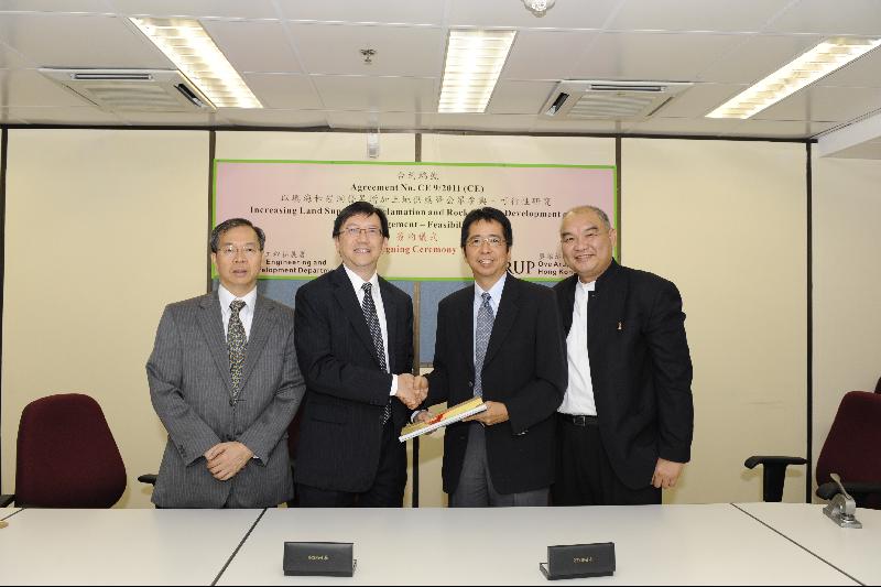 Head of the Civil Engineering Office, Mr Edwin Tong (second left), attends the contract signing ceremony for the feasibility study on increasing land supply by reclamation and rock cavern development today (June 30).
