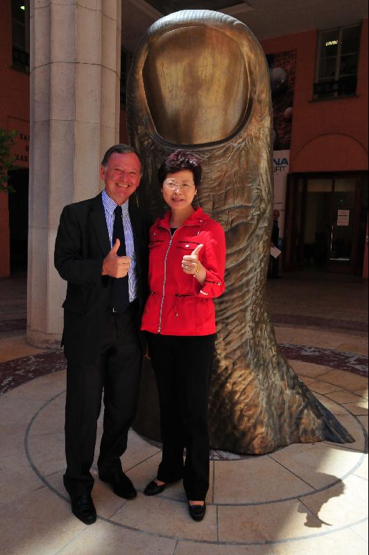 Mrs Lam and the Deputy Mayor of Nice responsible for tourism and international affairs, Mr Rudy Salles, in front of Nice's City Hall.