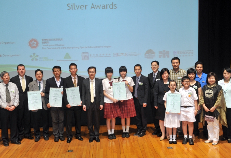 Mr Wai (sixth left) and Deputy Secretary for Development (Works), Ms Grace Lui (second right), with the Silver Award recipients.