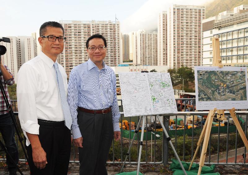 張炳良教授（右）和陳茂波（左）並視察彩興路地盤。