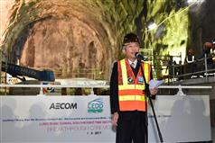 The breakthrough ceremony of the southbound tube of the Lung Shan Tunnel (Tunnel Boring Machine Section) under the Liantang/Heung Yuen Wai Boundary Control Point project was held at its work site in Lau Shui Heung, Fanling, today (March 1). Picture shows the Permanent Secretary for Development (Works), Mr Hon Chi-keung, addressing the ceremony.