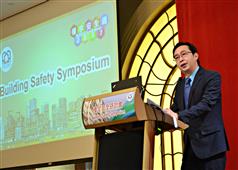The Secretary for Development, Mr Eric Ma, delivers a speech at the Building Safety Symposium cum Closing Ceremony of Building Safety Week 2017 today (March 24).