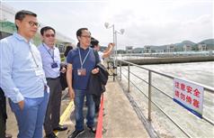 The Secretary for Development, Mr Eric Ma (second left), joins a duty visit to the Dongjiang River Basin by Legislative Council (LegCo) members today (April 15). Picture shows Mr Ma and the LegCo members visiting the Bio-nitrification Plant of the Shenzhen Reservoir to learn more about the Dongjiang water quality enhancement work.