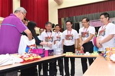 The Secretary for Development, Mr Eric Ma (third right), today (May 22) conducted home visits in Kwai Tsing District under the "Celebrations for All" project. Photo shows volunteers demonstrating the gift packing to officials participating in home visits at the launch ceremony. 