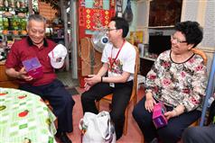 The Secretary for Development, Mr Eric Ma (centre), today (May 22) visits an elderly family living in Lai King Estate to understand their living conditions and needs and distributes gift packs.
