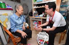 The Secretary for Development, Mr Eric Ma (right), today (May 22) visits an elderly person living in Lai King Estate to understand her living conditions and needs and distributes gift packs.