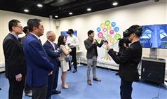 發展局局長黃偉綸今日（五月三日）到訪東區。圖示黃偉綸（左二）參觀香港專業教育學院（柴灣）的虛擬實境（VR）及擴增實境（AR）技術工作坊。