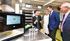 發展局局長黃偉綸今日（五月三日）到訪東區。圖示黃偉綸（右二）參觀香港專業教育學院（柴灣）的食物科技製造實驗室。