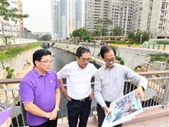 The Secretary for Development, Mr Michael Wong, visited Wong Tai Sin District this afternoon (October 26). Photo shows Mr Wong (centre) and the Chairman of the Wong Tai Sin District Council, Mr Li Tak-hong (left), being briefed by the Chief Engineer of the Drainage Services Department, Mr Raymond Tai (right), on the background, features and progress of the Kai Tak River makeover.