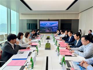 The Secretary for Development, Ms Bernadette Linn, and the Director of the Northern Metropolis Co-ordination Office, Mr Vic Yau, today (March 28) visited Luohu District and Pingshan District of Shenzhen. Photo shows Ms Linn (third left) and Mr Yau (fourth left) exchanging views with officials of relevant authorities of Shenzhen and Luohu District on the development of local districts and urban renewal.