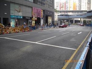 The streets are more pedestrian-friendly after the short-term improvement works.  Photo shows Hoi Yuen Road near Kwun Tong Plaza before the improvement works.