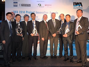 渠務署署長鍾錦華（前排左四）與工程團隊接受國際水協奬項。