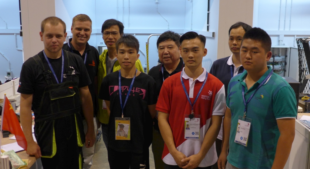 香港代表隊成員在比賽期間有機會認識到其他地方的選手。前排右二是參與「電氣安裝」項目的香港選手陳肇霖。