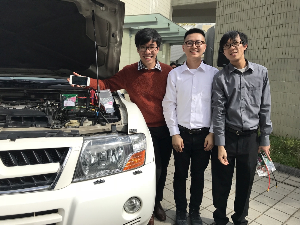 機香港城大電子工程學系研究生（左起）鄭晉昇、李煒焜及廖俊科，在教授指導下研發「汽車電池檢測系統」。