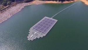 圖為船灣淡水湖安裝的浮動太陽能板發電系統。