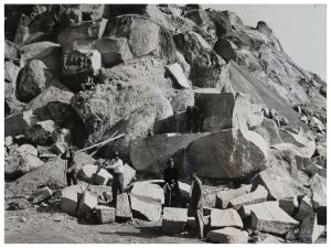 黑白照片攝於1956年，反映早期的石礦業以人手開採岩石。（圖中並非藍地石礦場）