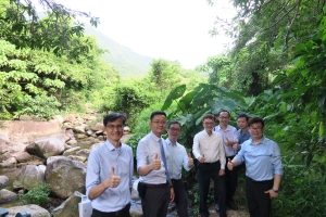 The SDEV (Atg.), Mr LIU Chun-san (fourth left), the PA to Secretary for Development, Mr Allen FUNG (second left), and CEDD colleagues show support for the smooth and early completion of the works for the Tung Chung Stream and in the area.