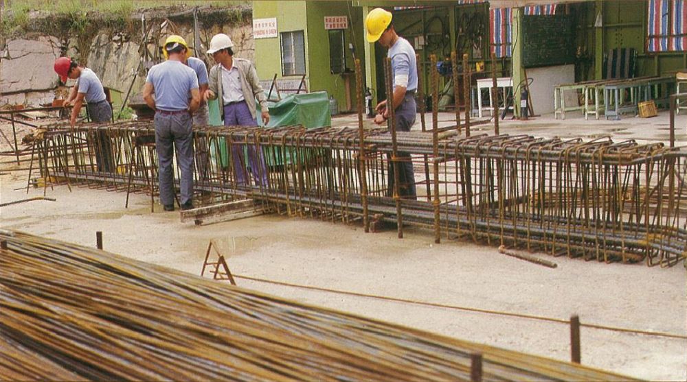 建造業是香港經濟的重要支柱之一，在芸芸工種之中，｢紮鐵｣佔有舉足輕重的地位，因為它見證都市的發展。圖片攝於1985年，由建造業議會提供。