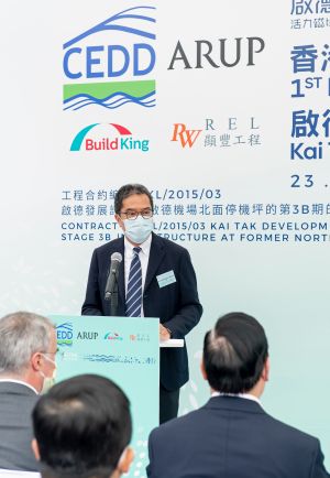 發展局局長黃偉綸日前（10月23日）在香港首次使用「矩形隧道鑽挖機」成功貫通儀式上致辭。