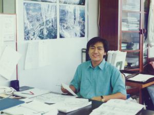 李啟榮於1985年5月加入政府任職助理城市規劃師，當時規劃署尚未成立，規劃師分散在不同的政府部門工作。其後，規劃署於1990年成立。