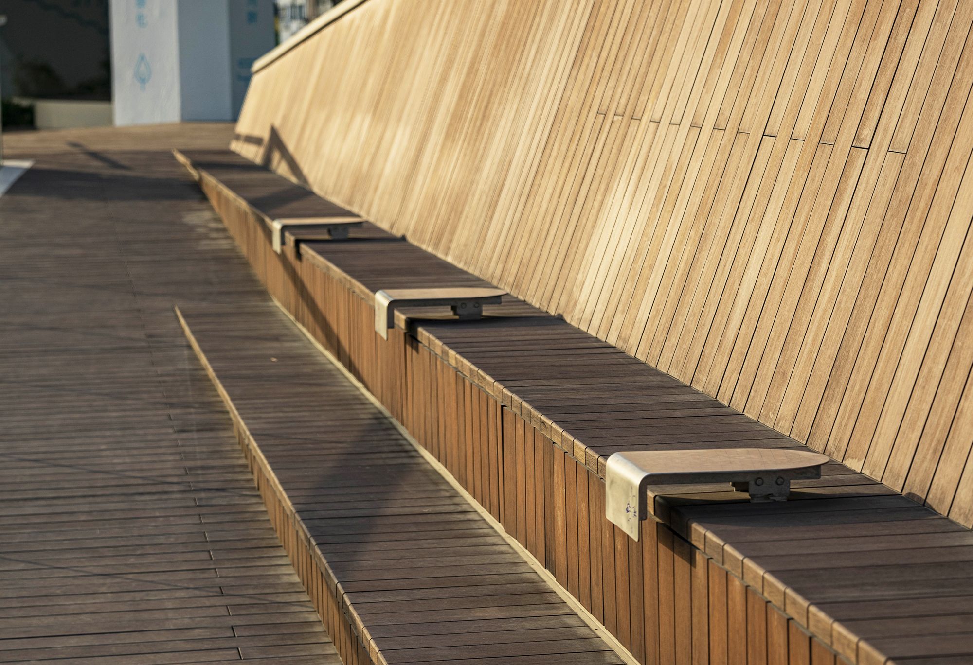 渠務署工程團隊在翠屏海濱加設有特色的設施，包括特別設計的渠蓋、波浪形狀的告示牌、長椅上的「咖啡枱」等。