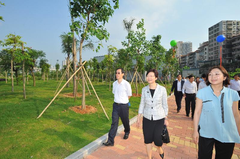 林鄭月娥（中）參觀建於布吉污水處理廠地面的公園。