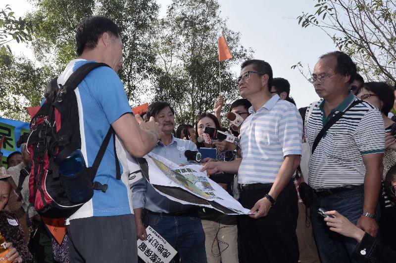 發展局局長陳茂波（右二）今日（十一月十六日）下午到訪虎地村，聽取村民的訴求。.