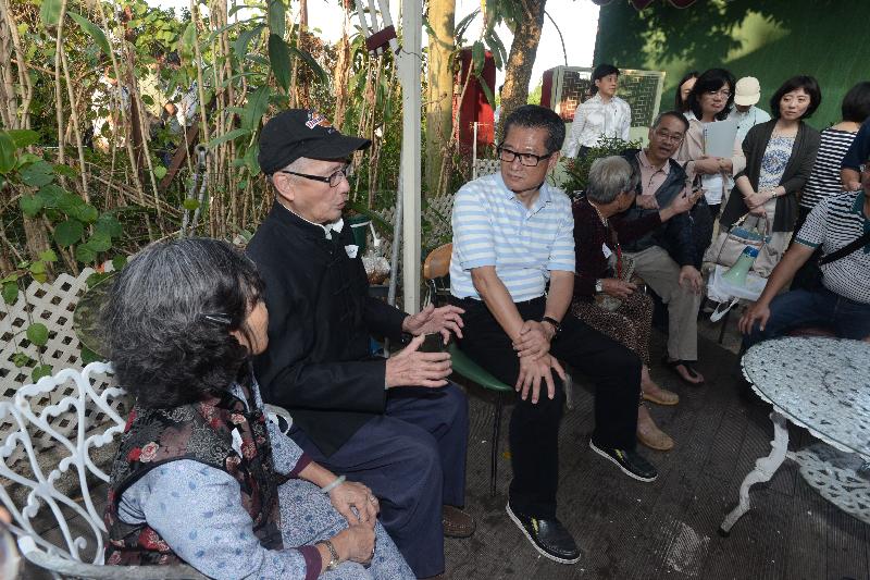 陳茂波（左三）探訪馬屎埔的農戶和村民，聽取他們的意見。.
