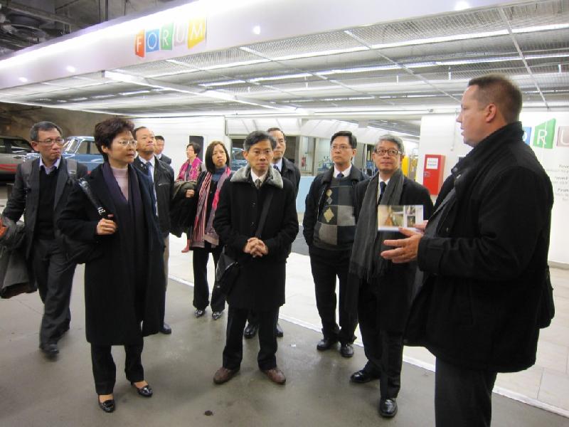 林鄭月娥（左二）和香港代表團成員在赫爾辛基時間十月十九日，參觀赫爾辛基市中心連繫多個大型商業樓宇的地下行人道網絡。