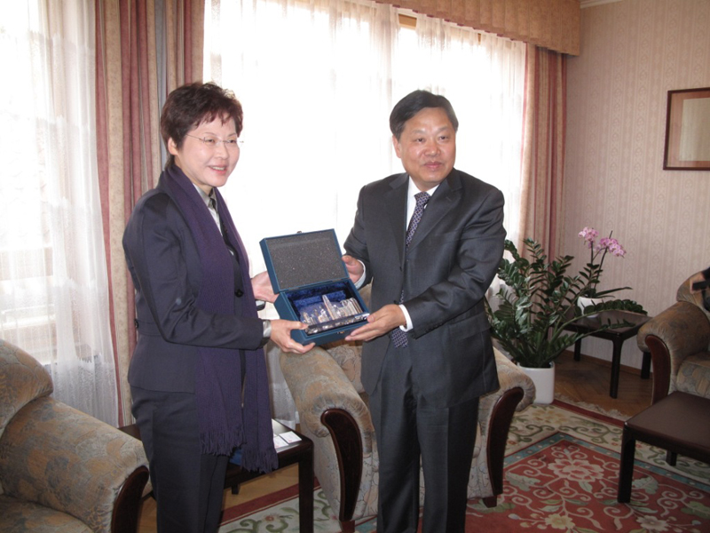 林鄭月娥於赫爾辛基拜訪中國駐芬蘭大使黃興。