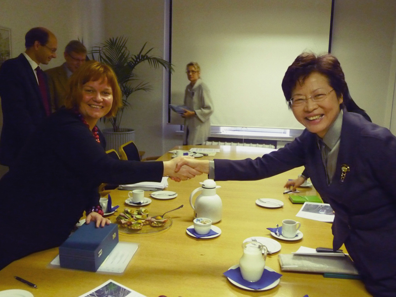 林鄭月娥與芬蘭房屋及通訊部長Krista Kiuru（左）會面。