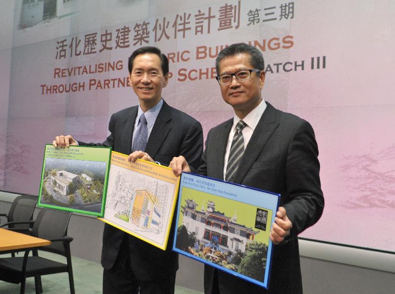發展局局長陳茂波（右）與活化歷史建築諮詢委員會主席陳智思（左）今日（二月二十一日）宣布第三期活化歷史建築伙伴計劃的評審結果。